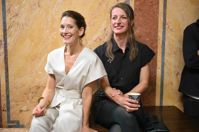 FOTO: Obě dámy byly vysmáté. – stránka 16