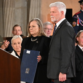 Prezident Petr Pavel předává Řád bílého lva in memoriam Daně Drábové.