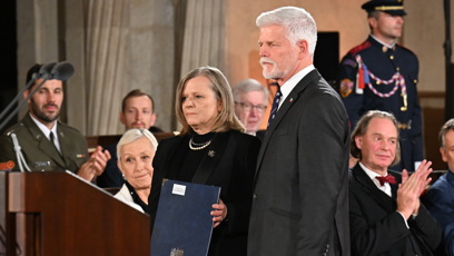 FOTO: Prezident Petr Pavel předává Řád bílého lva in memoriam Daně Drábové.