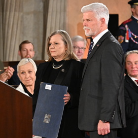 Vyznamenání za Danu Drábovou převzala její partnerka Markéta Pávová.