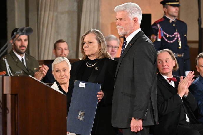 FOTO: Markéta Pávová na Pražském hradě při přebírání státního vyznamenání. – stránka 10
