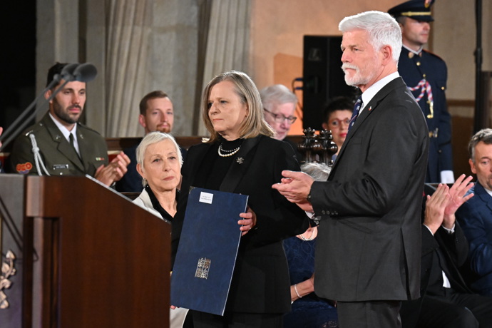 FOTO: Nejvyšší státní vyznamenání Řád bílého lva pro zesnulou Danu Drábovou. – stránka 9