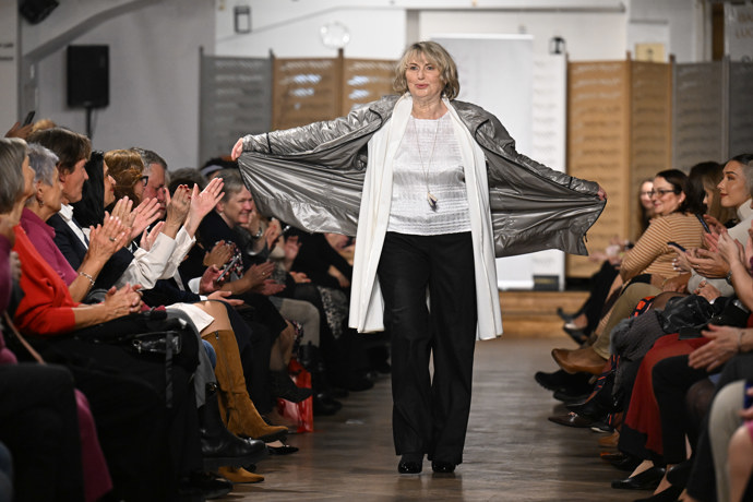 FOTO: Herečka Eliška Balzerová byla na mole jako doma. – stránka 5