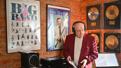 FOTO: Felix Slováček se sluchátky.