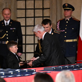 Prezident Petr Pavel předal vyznamenání Šimonovi.