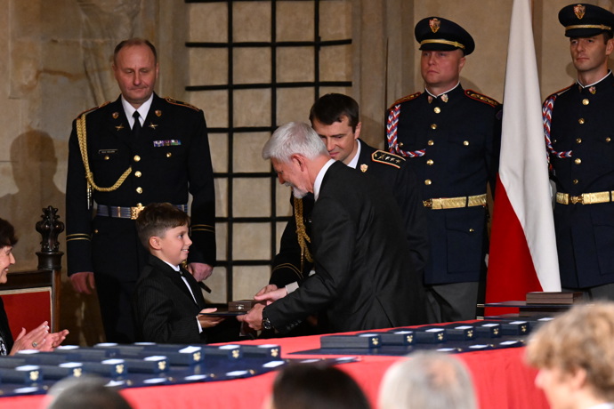 FOTO: Prezident Petr Pavel předal vyznamenání malému chlapci. – stránka 6