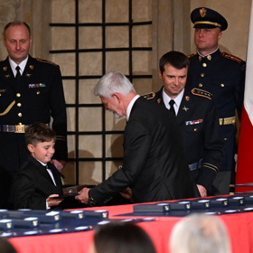 Prezident Petr Pavel předal vyznamenání malému chlapci.