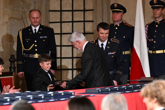 FOTO: Prezident Petr Pavel předal vyznamenání malému chlapci. – stránka 5