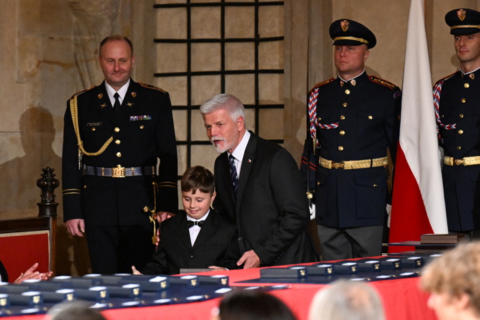 FOTO: Prezident Petr Pavel předal vyznamenání malému chlapci. – stránka 4