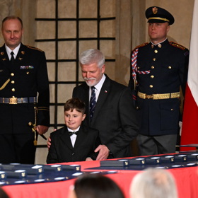 Prezident Petr Pavel předal vyznamenání malému chlapci.