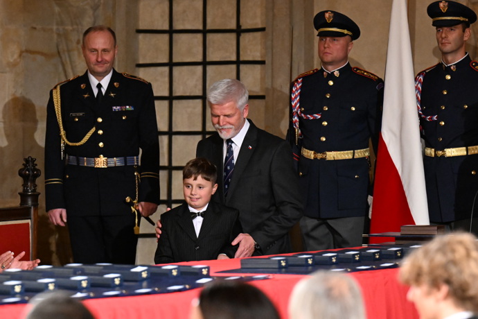 FOTO: Prezident Petr Pavel předal vyznamenání malému chlapci. – stránka 3