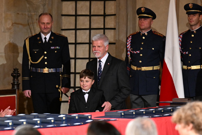 FOTO: Prezident Petr Pavel předal vyznamenání malému chlapci. – stránka 2