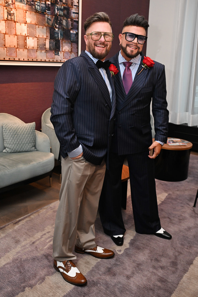 FOTO: Osmany se svým partnerem Guyem. – stránka 64