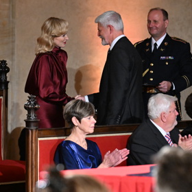 Herečka měla krásné šaty.