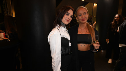 FOTO: Michaela Cútová a Dominika Horáková se v reality show Love Island líbaly.