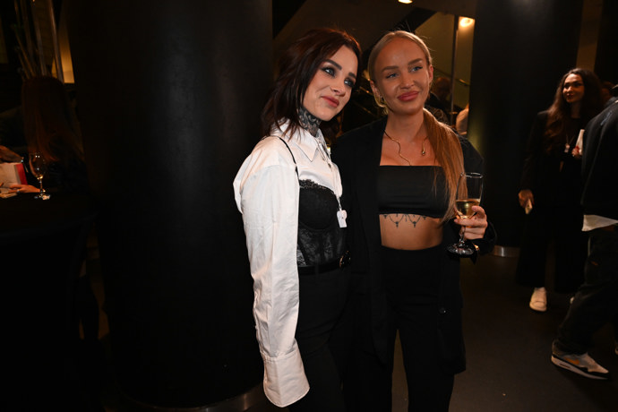 FOTO: Michaela Cútová a Dominika Horáková se v reality show Love Island líbaly. – stránka 6