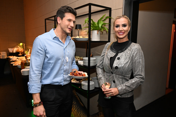 FOTO: Jan Solfronk a Denise Ayverdi na premiéře. – stránka 8