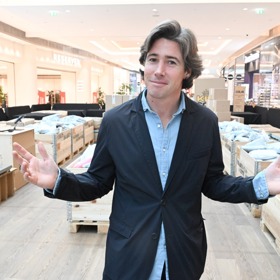 U otevření prodeje ztracených balíčku na Černém Mostě nechyběl ani CEO společnosti Denis Killian.