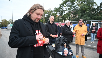 FOTO: Lidé zapalovali svíčky.