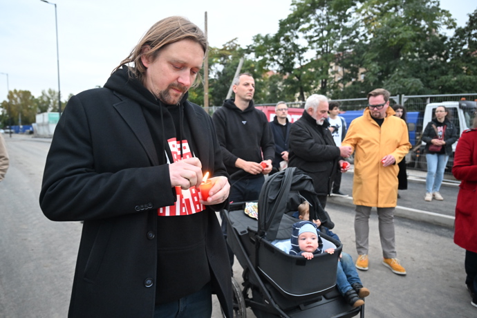 FOTO: Lidé zapalovali svíčky. – stránka 37