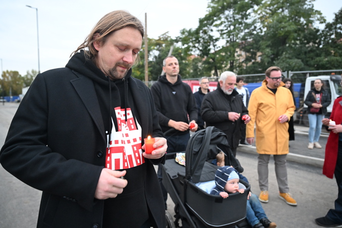 FOTO: Demonstrace se uskutečnila u Památníku ticha na nádraží Bubny. – stránka 36