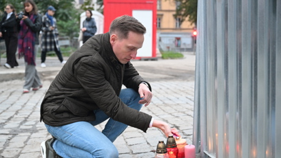 FOTO: Lidé zapalovali svíčky obětem rasismu.