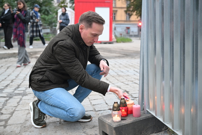 FOTO: Lidé zapalovali svíčky obětem rasismu. – stránka 34