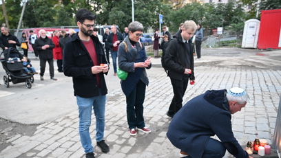 FOTO: Lidé zapalovali svíčky.