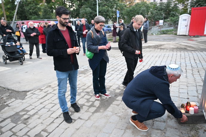 FOTO: Lidé zapalovali svíčky. – stránka 29
