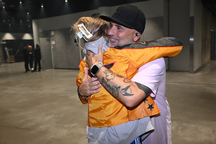 FOTO: Aleš Lehký v objetí s Terezou Pergnerovou. – stránka 10