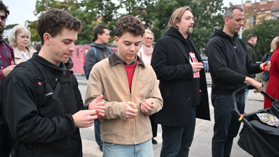 FOTO: Studenti zapalovali svíčky.
