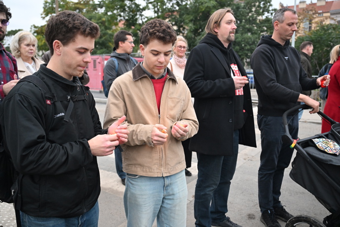 FOTO: Studenti zapalovali svíčky. – stránka 23