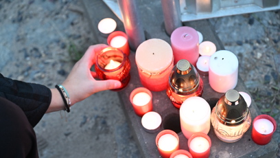 FOTO: Lidé zapalovali svíčky.