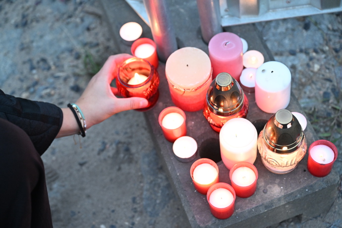 FOTO: Lidé zapalovali svíčky. – stránka 16