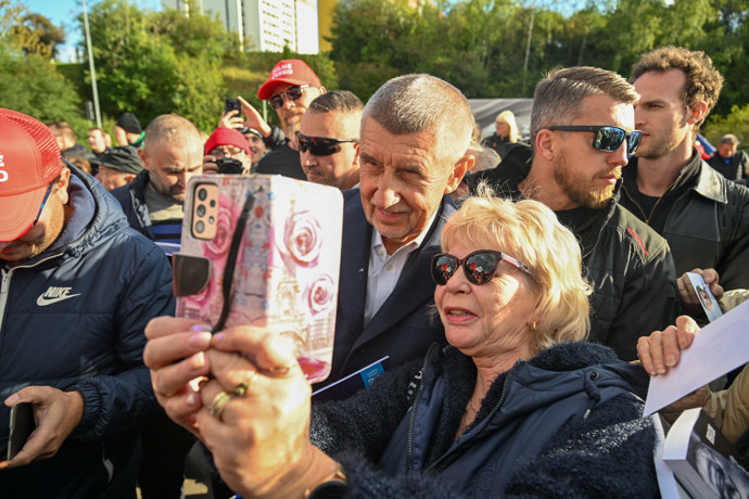 FOTO: Andrej Babiš s fanynkou. – stránka 163