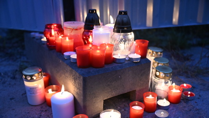 FOTO: Lidé zapalovali svíčky.
