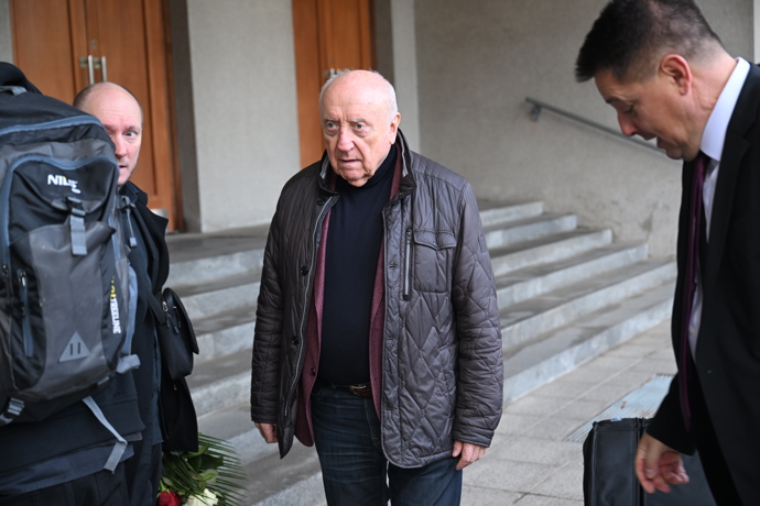 FOTO: Felix Slováček na pohřbu Jana Šatry. – stránka 14