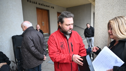 FOTO: Felix Slováček mladší na pohřbu.