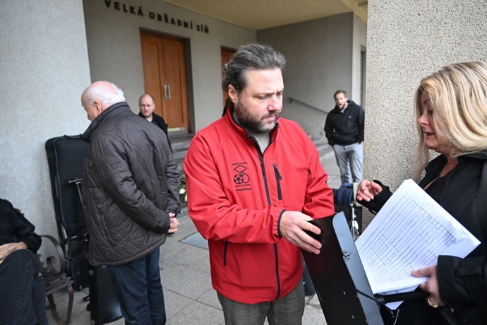 FOTO: Felix Slováček mladší na pohřbu. – stránka 2