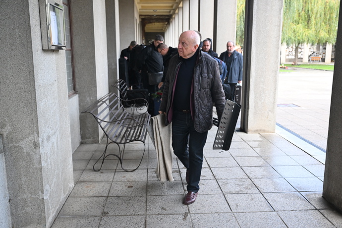 FOTO: Mezi přítomnými, kteří přišli dát Šatrovi poslední sbohem byl i saxofonista Felix Slováček. – stránka 2