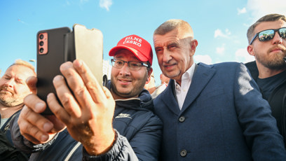 FOTO: Andrej Babiš s příznivcem.