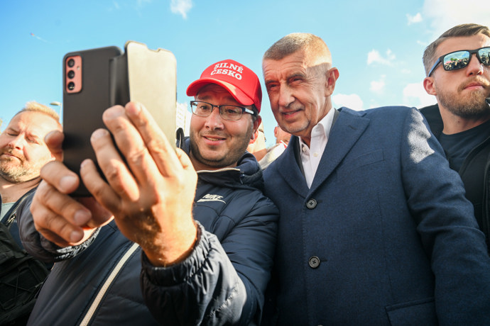 FOTO: Andrej Babiš s příznivcem. – stránka 162