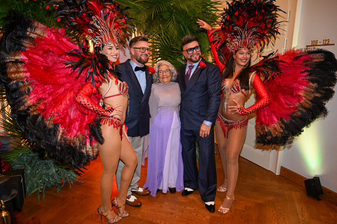 FOTO: Oslava skončila až hluboko po půlnoci, ale energie neubývala. – stránka 92