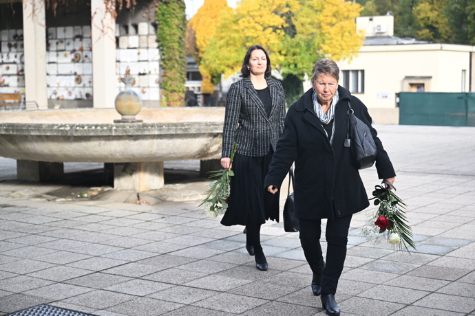 FOTO: Poslední rozloučení s hudebníkem Janem Šatrou. – stránka 77