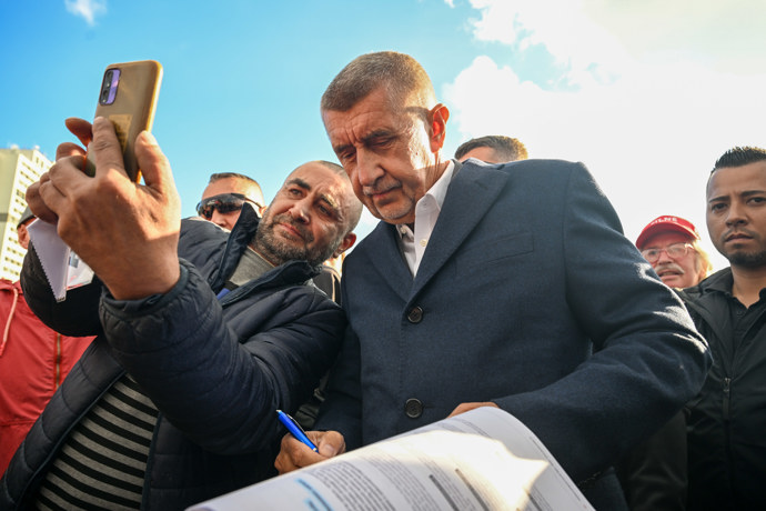 FOTO: Andrej Babiš se fotil s lidmi. – stránka 161