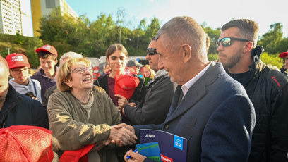 FOTO: Andrej Babiš se zdraví s příznivci.