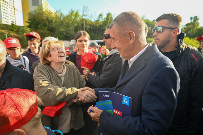 FOTO: Andrej Babiš se zdraví s příznivci. – stránka 160