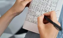 Muž hrající sudoku.