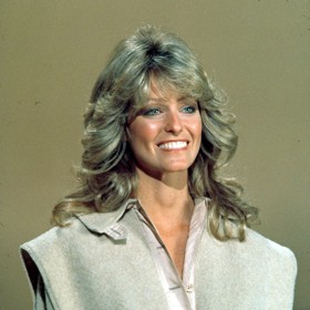 Herečka Farrah Fawcett a její odkloněné retro vlny s vytvarovanými prameny směrem od obličeje se staly symbolem 70. let.
