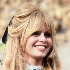 Pro francouzskou ikonu 60.l et Brigitte Bardot je charakteristický ležérní objemný účes s ofinou, který podobně jako herečka můžete, ale nemusíte doplnit třeba ozdobnou mašlí.